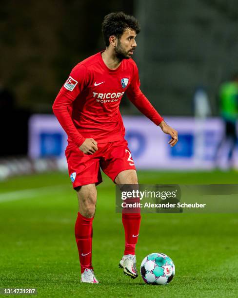 Gerrit Holtmann of VfL Bochum controls the ball during the Second Bundesliga match between SV Darmstadt 98 and VfL Bochum 1848 at...