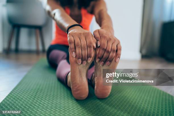 heimtraining - adult gymnast feet stock-fotos und bilder