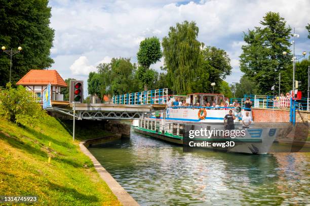 vakantie in polen - tourboat gaat door het luczański-kanaal in gizycko - gizycko stockfoto's en -beelden