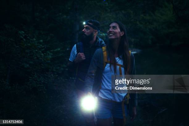 在森林裡徘徊的年輕夫婦 - flashlight 個照片及圖片檔