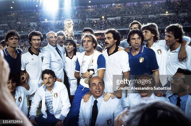 Italy team celebrate the victory with the trophy Alessandro Altobelli, Gaetano Scirea, Enzo Bearzot, Bruno Conti, Francesco Graziani, Dino Zoff,...
