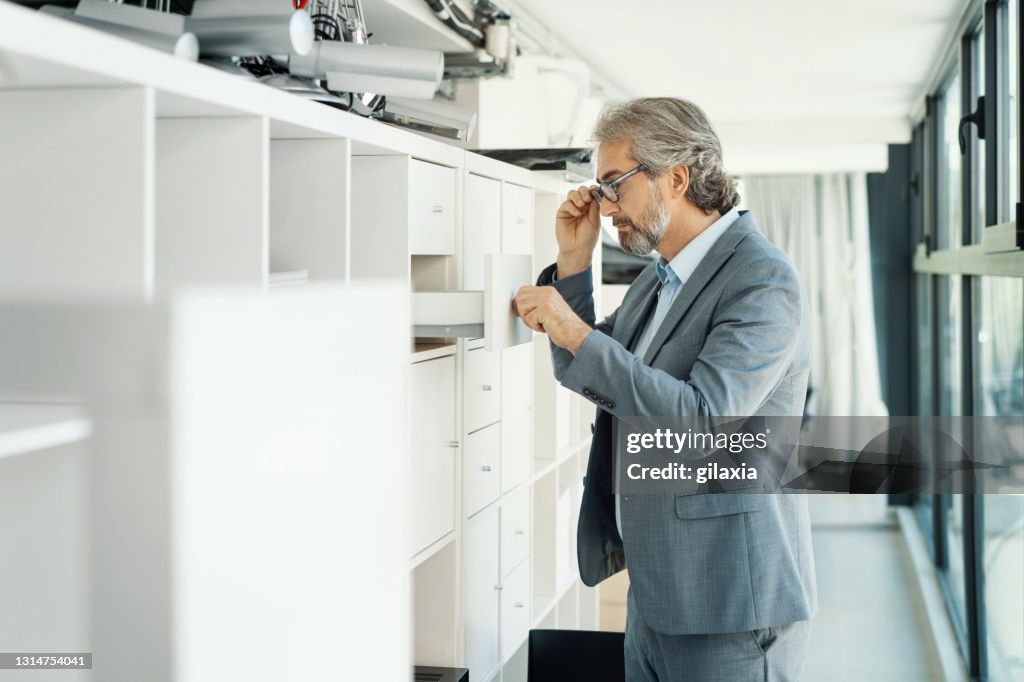 Kollar kontorsinventeringen.