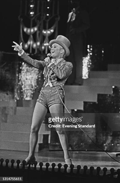 American actress and singer Debbie Reynolds live on stage at the London Palladium, London, UK, 5th August 1974.