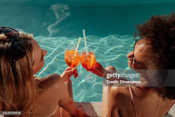 vacating is better with some cocktails - swimming pool imagens e fotografias de stock