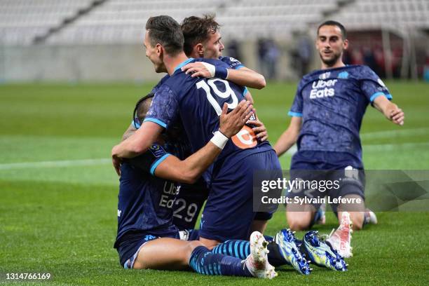 Arkadiusz Milik of Olympique de Marseille celebrates with teammates after scoring his team's 2nd goal during the Ligue 1 match between Stade Reims...