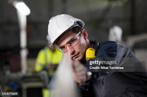 quality engineer working in automotive engineering industry while checking the quality of components, auto parts in production line. quality control and quality assurance concepts. - metaalindustrie stockfoto's en -beelden