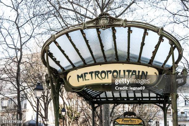 entrée à la station de métro abbesses, dans le style art nouveau - entrée metro paris photos et images de collection