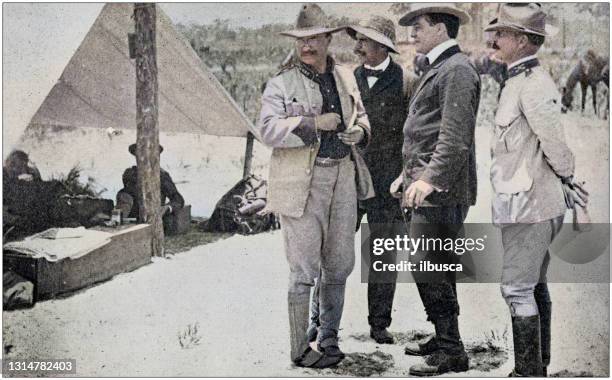 us army kolorierte fotos: oberst theodore roosevelt (links), bevor er präsident der usa wurde, mit richard harding davis, stephen bonsall und major dunn - theodore roosevelt us president stock-grafiken, -clipart, -cartoons und -symbole