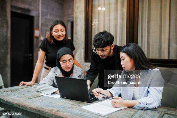 aziatische studenten aan de universiteit presenteren zich aan hun vrienden. - indonesia stockfoto's en -beelden