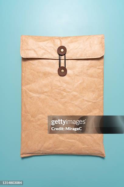 manila envelope sealed with buttons and string - large envelope stock pictures, royalty-free photos & images