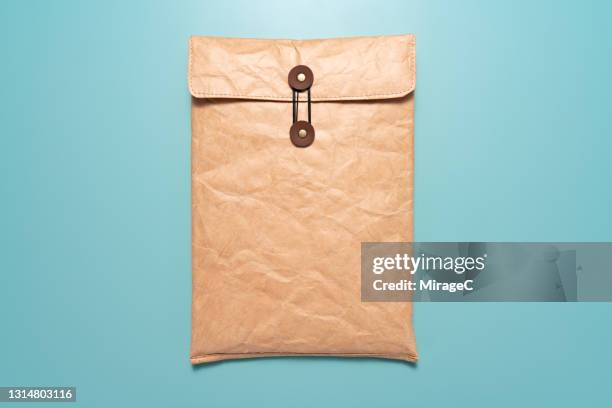 manila envelope sealed with buttons and string - archivador fotografías e imágenes de stock