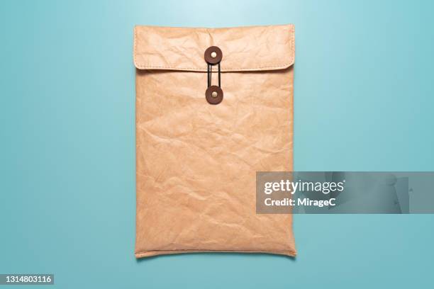 manila envelope sealed with buttons and string - old manila stockfoto's en -beelden