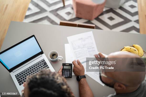 paar macht hausfinanzen zusammen zu hause - calculator top view stock-fotos und bilder