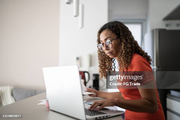 在家做家庭財務或在家使用筆記型電腦工作的婦女 - candid forum 個照片及圖片檔