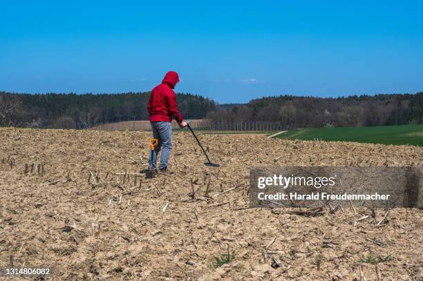 sondengänger auf schatzsuche in bayern - treasure hunt stock pictures, royalty-free photos & images