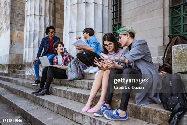 universitetsstudenter i trappor - read book outside young woman bildbanksfoton och bilder