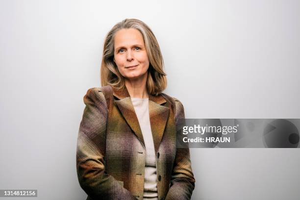 vrouw in jasje op witte achtergrond - formeel portret stockfoto's en -beelden