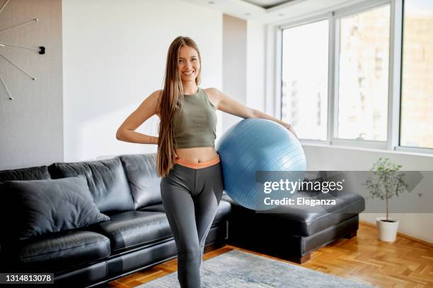 mujer en forma teniendo entrenamiento en casa con pelota de fitness - yoga ball fotografías e imágenes de stock