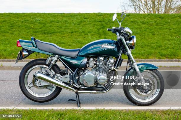 kawasaki zephyr 750 youngtimer motorcycle, parked on a country road - 4 wheel motorbike stock pictures, royalty-free photos & images