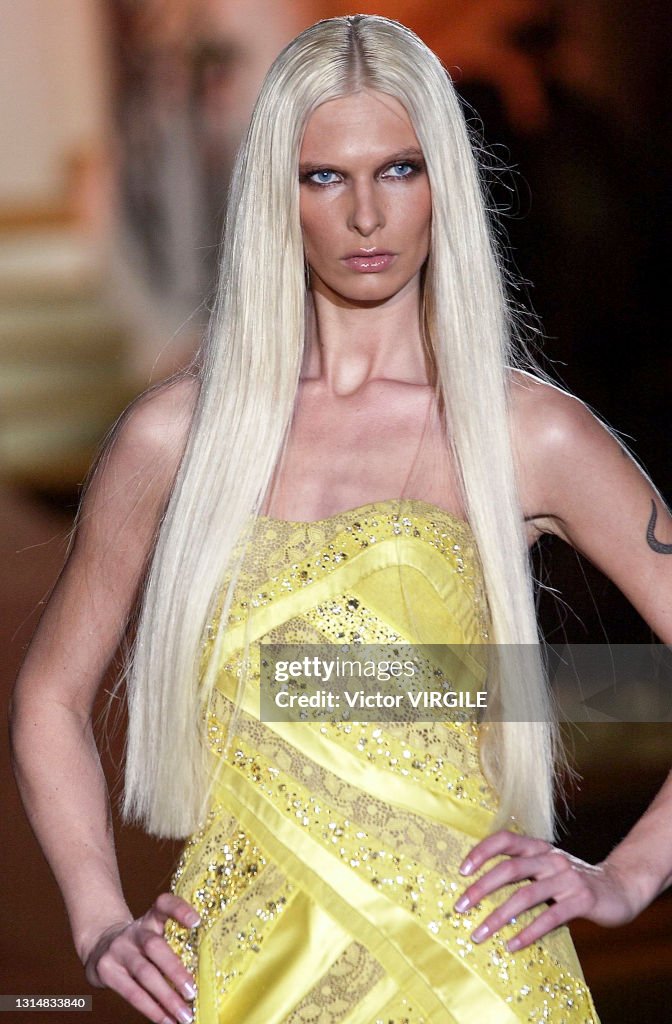 A model walks the runway during the Versace Haute Couture... News Photo ...