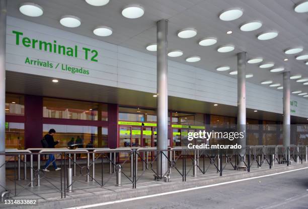 adolfo suarez madridâ-barajas airport, terminal 2 aankomsten, madrid, spanje - madrid barajas airport stockfoto's en -beelden