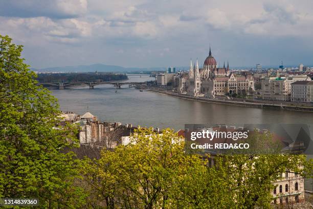 Vista su l Danubio e Pest con il Palazzo del Parlamento. Budapest. Hungary. Europe.