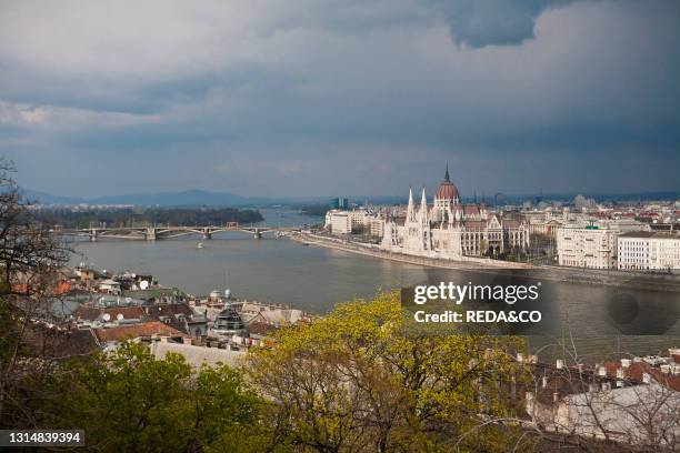 Vista su l Danubio e Pest con Palazzo del Parlamento. Budapest. Hungary. Europe.