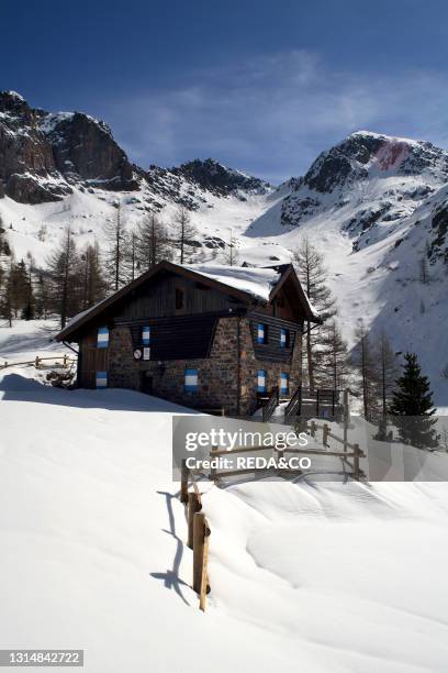 Inverno paesaggio montagna innevata con neve sci alpiniscmo escursionismo Valle dei Mocheni Lagorai presso il Rifugio Alpino Sette SelleTrentino.