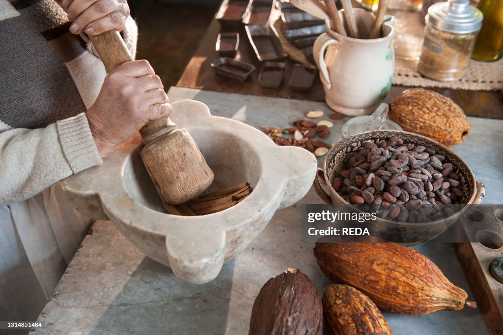 Domestic processing of chocolate according to the Modican tradition.