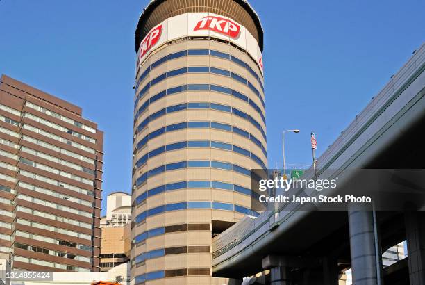 Special feature of the tall office building in Osaka is that a road runs through it.