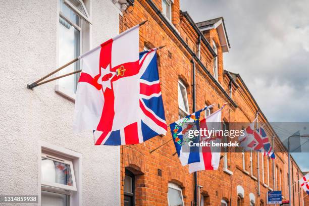 bandiere dell'irlanda del nord e del regno unito - belfast foto e immagini stock