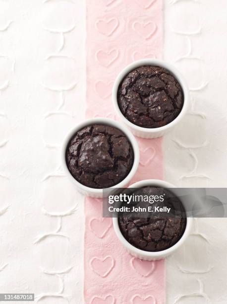 pot au chocolate-coconut cakes - gateau au chocolat foto e immagini stock