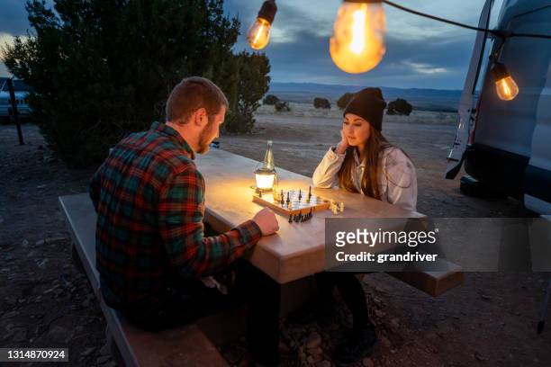 年輕夫婦週末外出露營， 和狗一起在野餐桌上下棋 - shiba inu lights 個照片及圖片檔