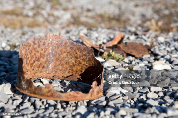 remains of a rusty tin from the franklin expedition - food contamination 個照片及圖片檔