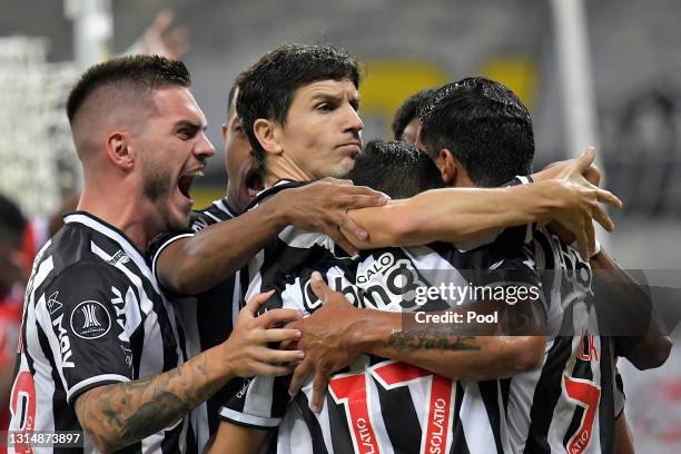 Hulk of Atletico Mineiro celebrates with teammates after scoring the first goal of his team during a match between Atletico Mineiro and America de...