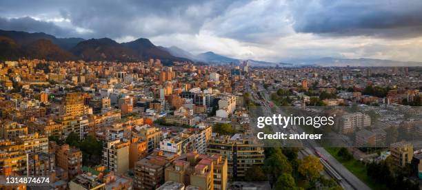 riprese aeree di bogotà, colombia - bogota foto e immagini stock