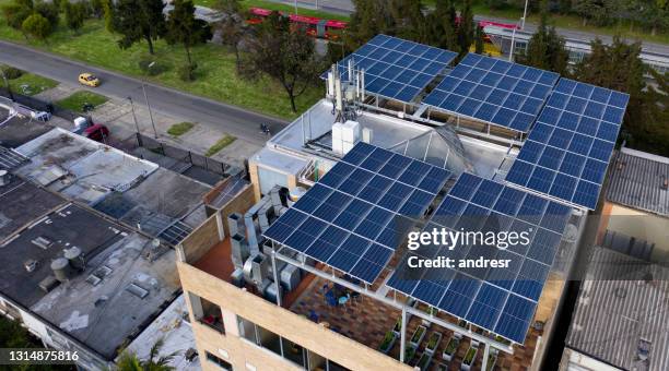bouwen met zonnepanelen als energiebron - autarkie stockfoto's en -beelden