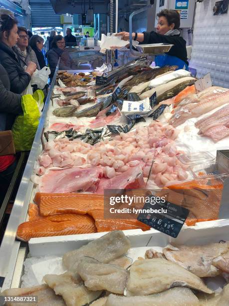 seafood stall - la rochelle, charente-maritime - sale la rochelle stock pictures, royalty-free photos & images