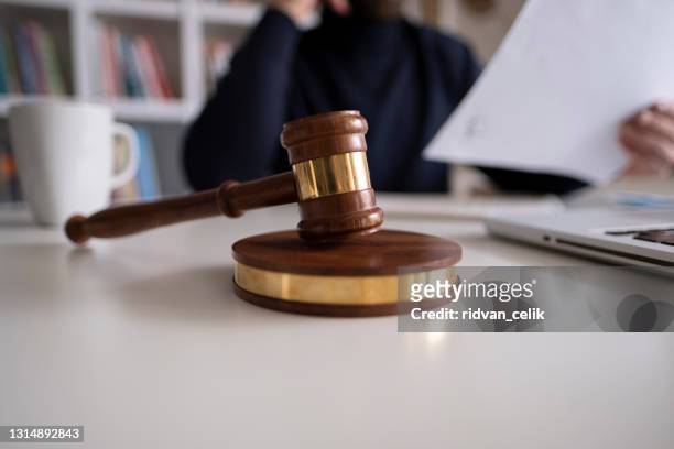 advogado no escritório com martelo, símbolo de justiça - procedimento legal - fotografias e filmes do acervo