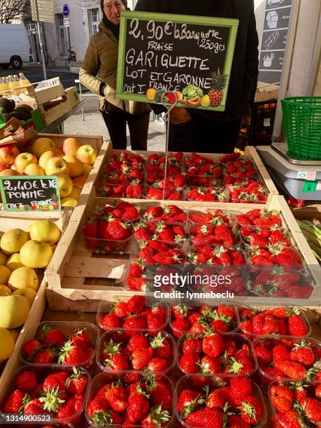 strawberries for sale - la rochelle - sale la rochelle stock pictures, royalty-free photos & images