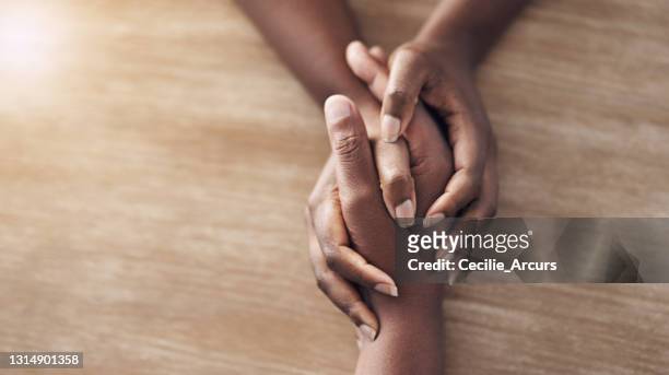hoge hoekschot van twee onherkenbare vrouwen die handen houden - africa unite stockfoto's en -beelden