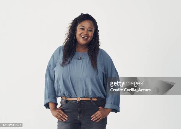 studioporträt einer selbstbewussten jungen frau, die vor weißem hintergrund steht - african american ethnicity stock-fotos und bilder