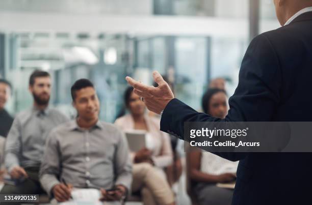 primo piano di un uomo d'affari irriconoscibile che consegna una presentazione durante una conferenza - announcement foto e immagini stock