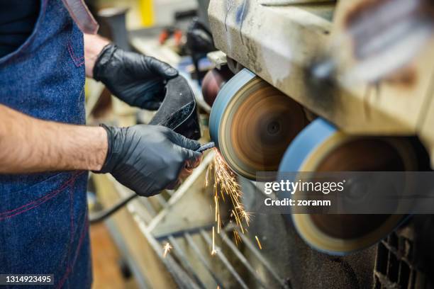 schuster reparatur schuh high heel auf poliermaschine - eleganter schuh stock-fotos und bilder