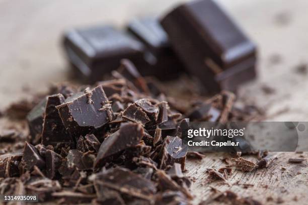chocolat - copeaux de chocolat en macro - chocolate chunks stockfoto's en -beelden