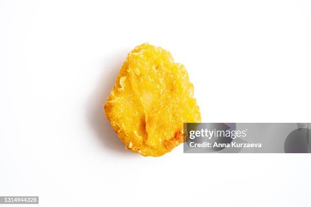 fried chicken nuggets isolated on white background - chicken nugget photos et images de collection