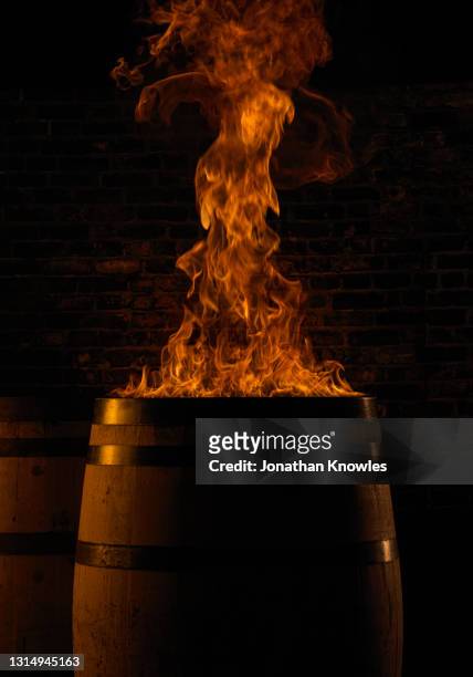 wood barrel on fire - barrel stockfoto's en -beelden
