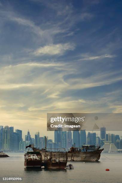 doha skyline - qatar skyline stock pictures, royalty-free photos & images