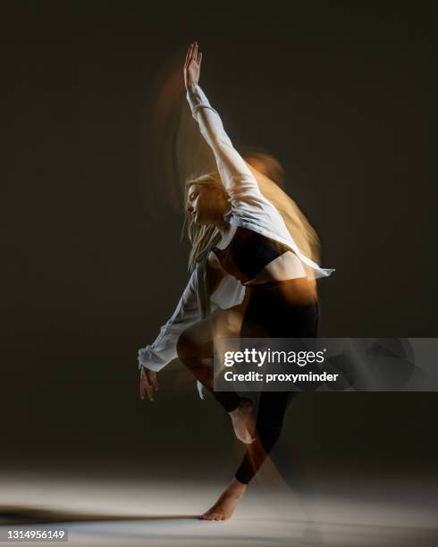 modern dansare på grå bakgrund - modern dance bildbanksfoton och bilder