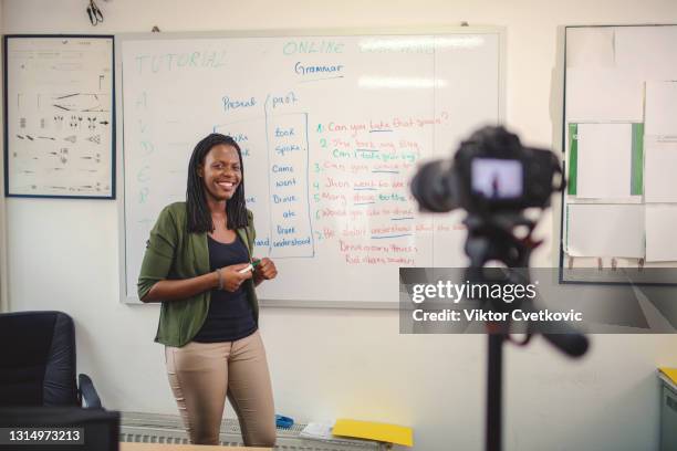 educação moderna remotamente. alegre professora afro-americana explica regras do inglês - english - fotografias e filmes do acervo